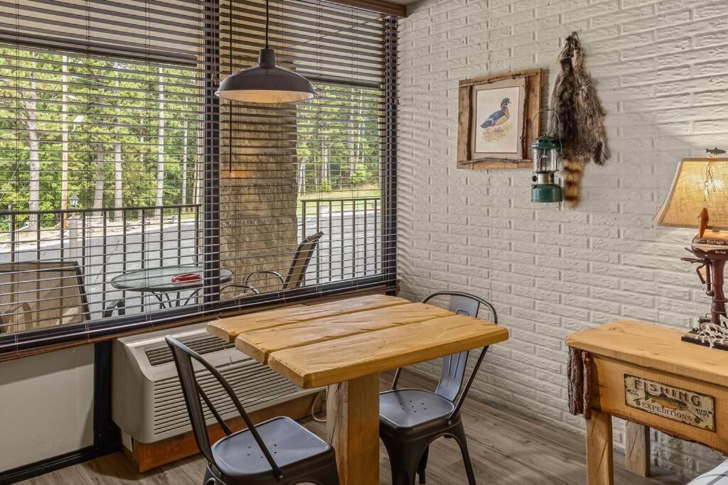 Stonegate Lodge King Bed, Wifi, 50In Tv, Fire Pit, Salt Water Pool Room # 310 Eureka Springs Exterior photo